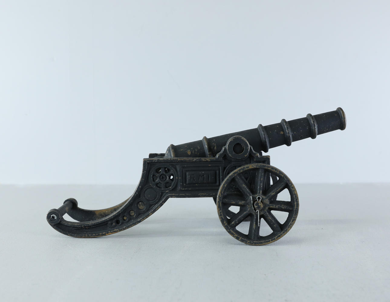 SALUT CANNON/TABLE CANNON, cast iron.