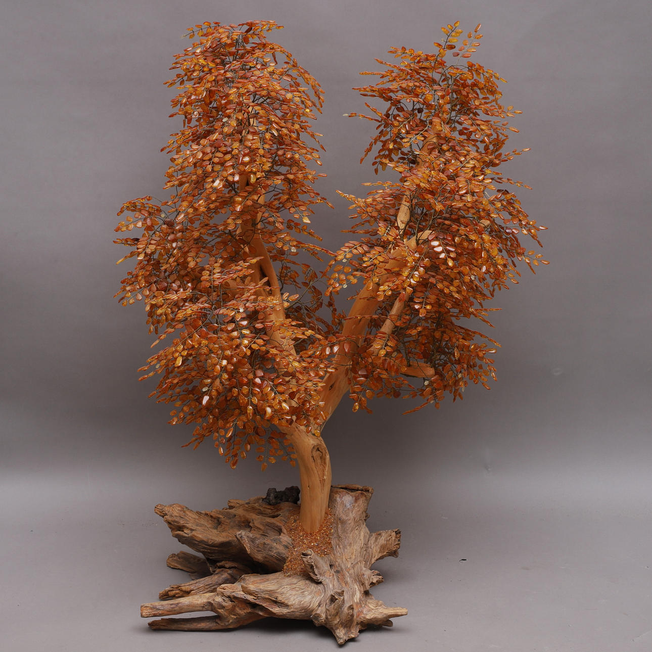 BAUM mit Bernstein, ca. 90 cm hoch.