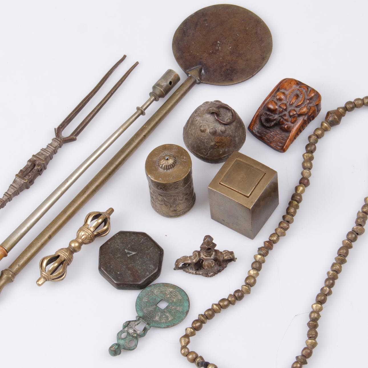 FÖREMÅL, 12 st. Asien, 1800/1900-tal.