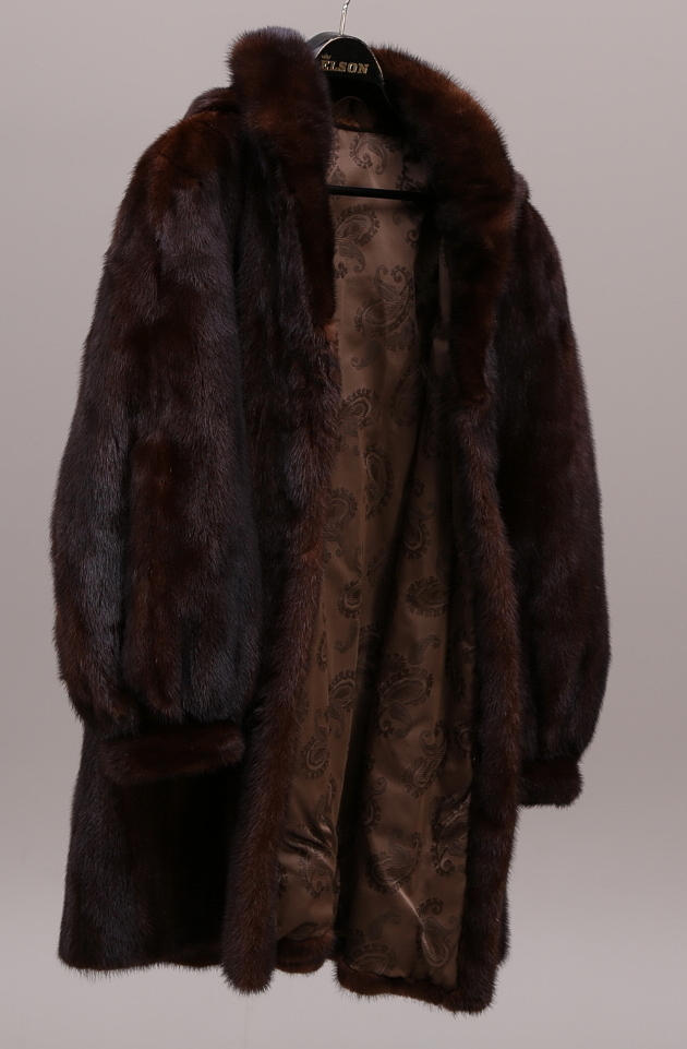 PÄLSJACKA med kapuschong, storlek medium/large.