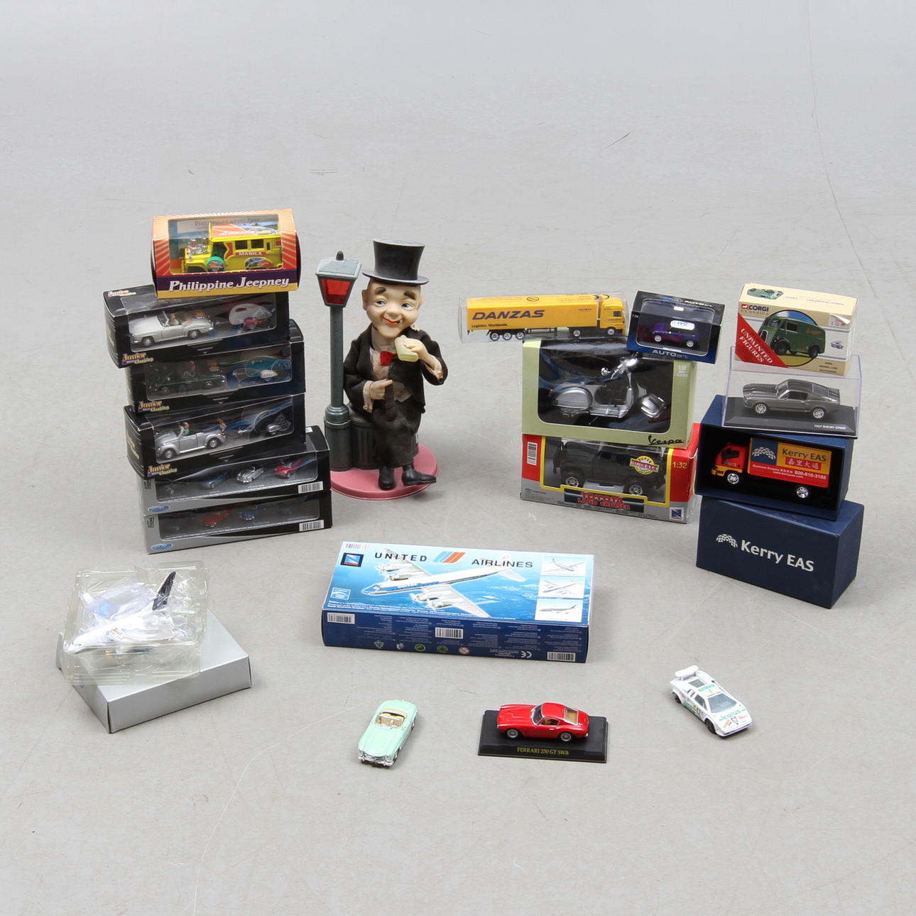 Diverse LEKSAKER. Bilar, flygplan, vespa. Delvis originalkartoner.