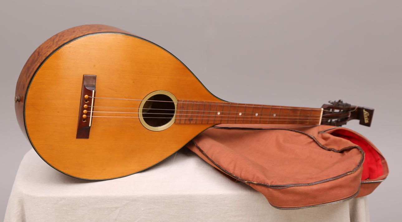 GITARR, trä, sexsträngad, Levin.