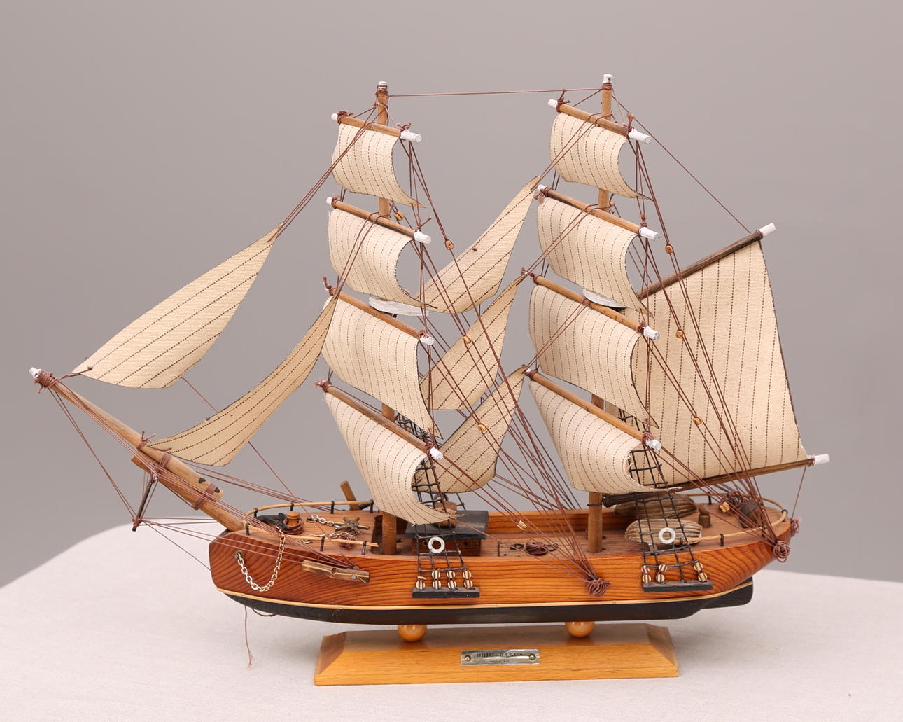 SCHIFFSMODELL auf Holzständer, Holz, Schild "Bric-Barca".