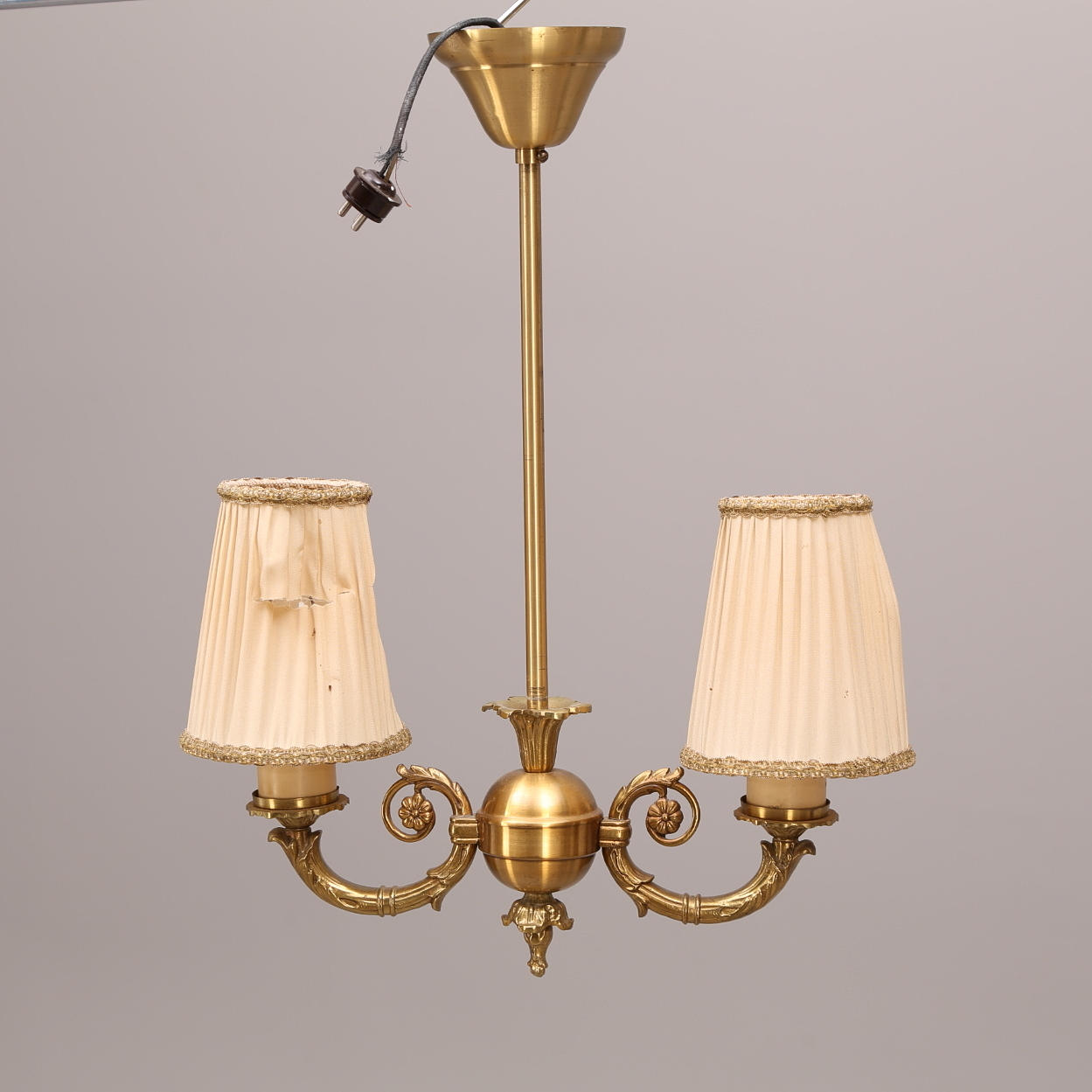 TAKARMATUR, mässing, tvåarmad, lampskärmar, mitten 1900-talet.