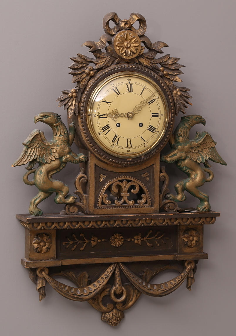 VÄGGUR, trä, grönbrun, fabeldjur med örnhuvud, tidigt 1900-tal.