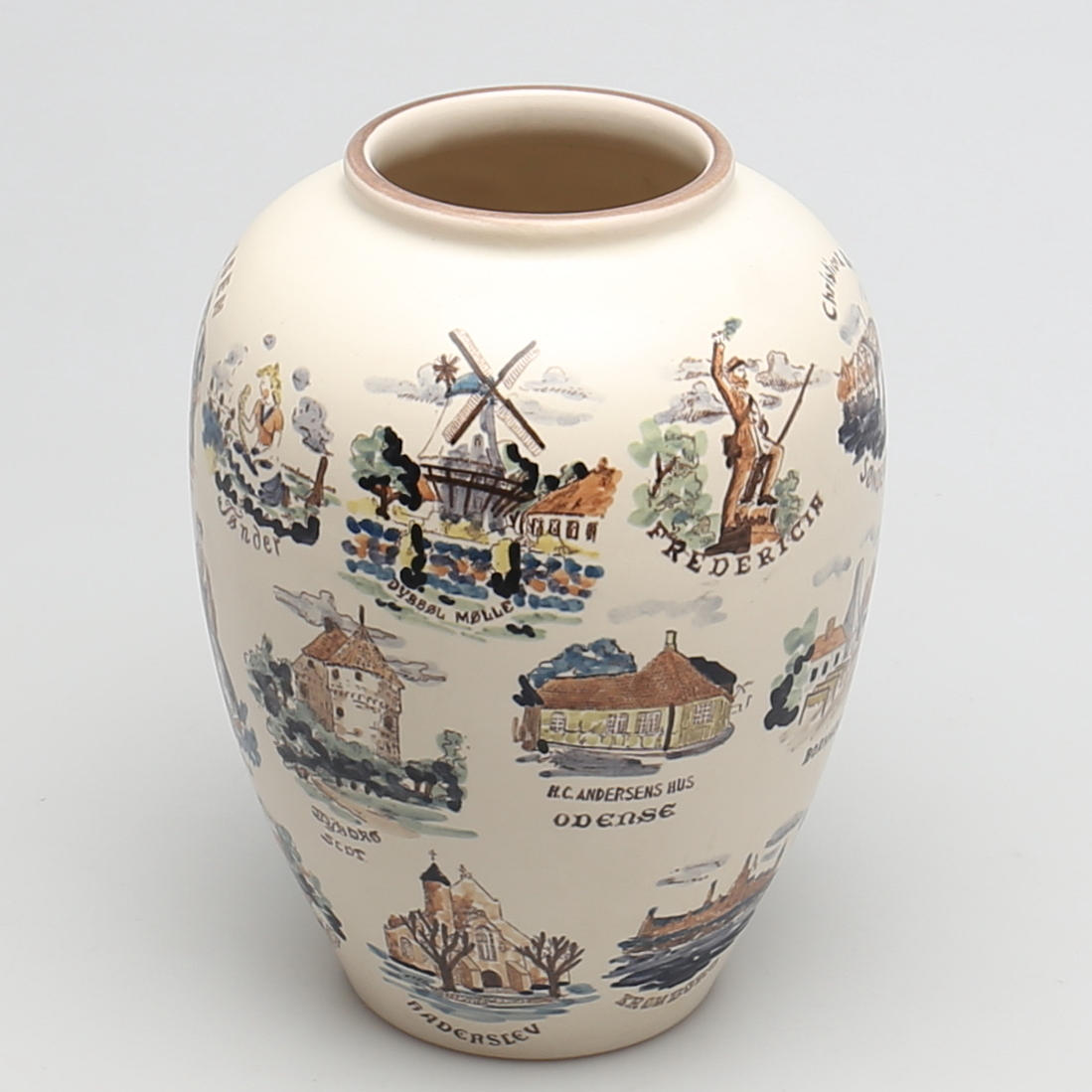 URNA i keramik. Emil Ruge, Dybbøl, Sønderjylland, Danmark.