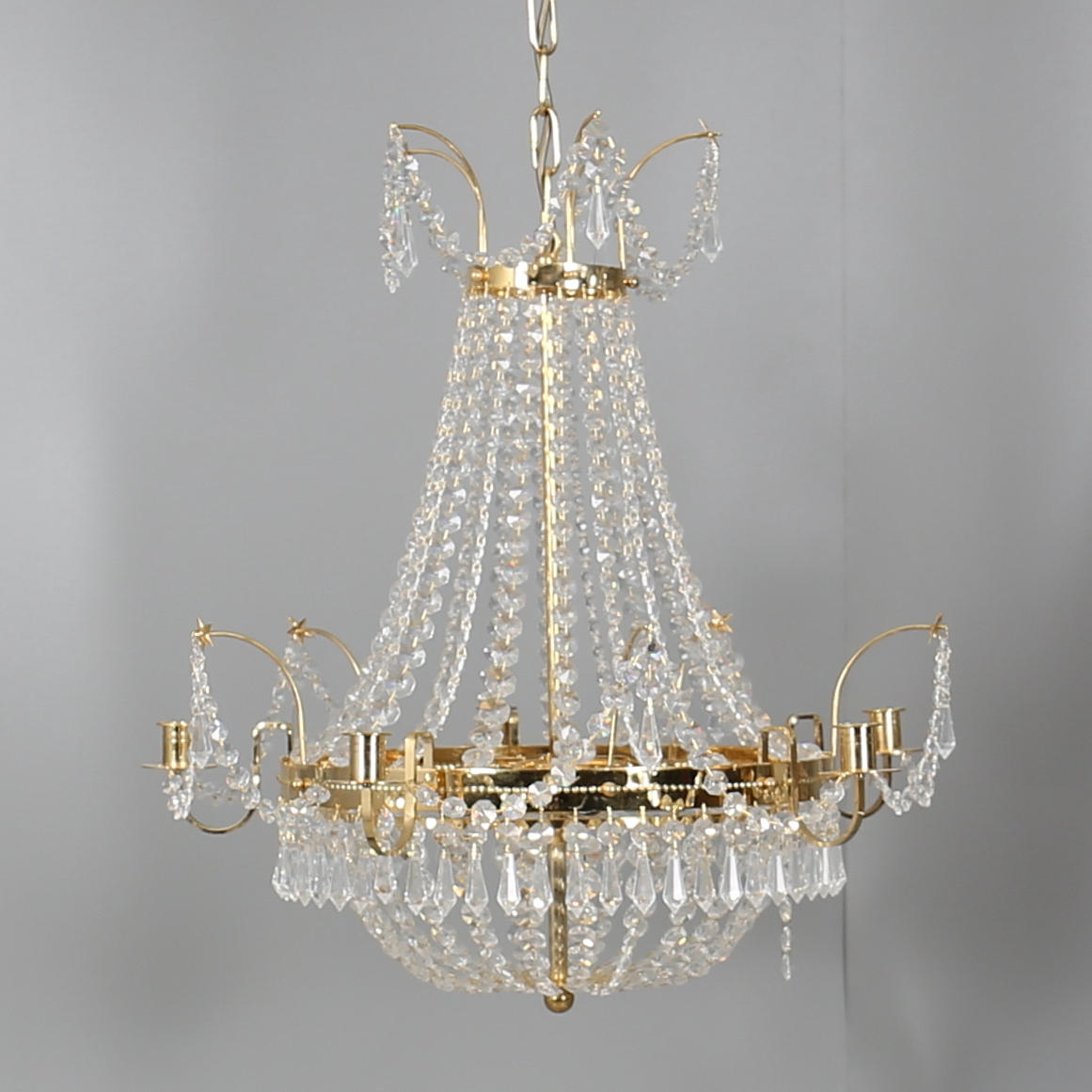 TAKKRONA. Mässing samt prismor. Gustaviansks stil. Modern tillverkning.