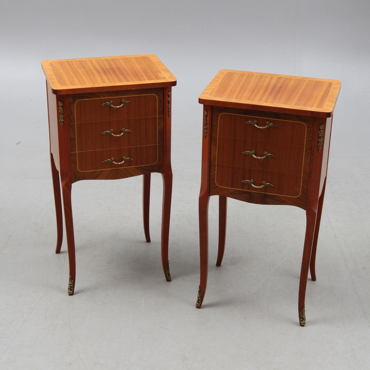 BYRÅAR, ett par, rokokostil, 1900-tal.