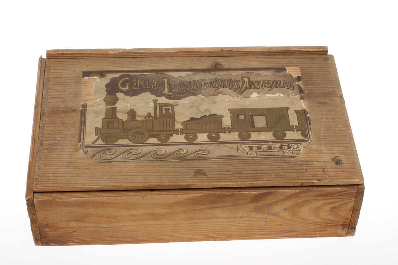 GEMLA TRÄLÅDA med byggklossar för att bland annat bygga trätåg.