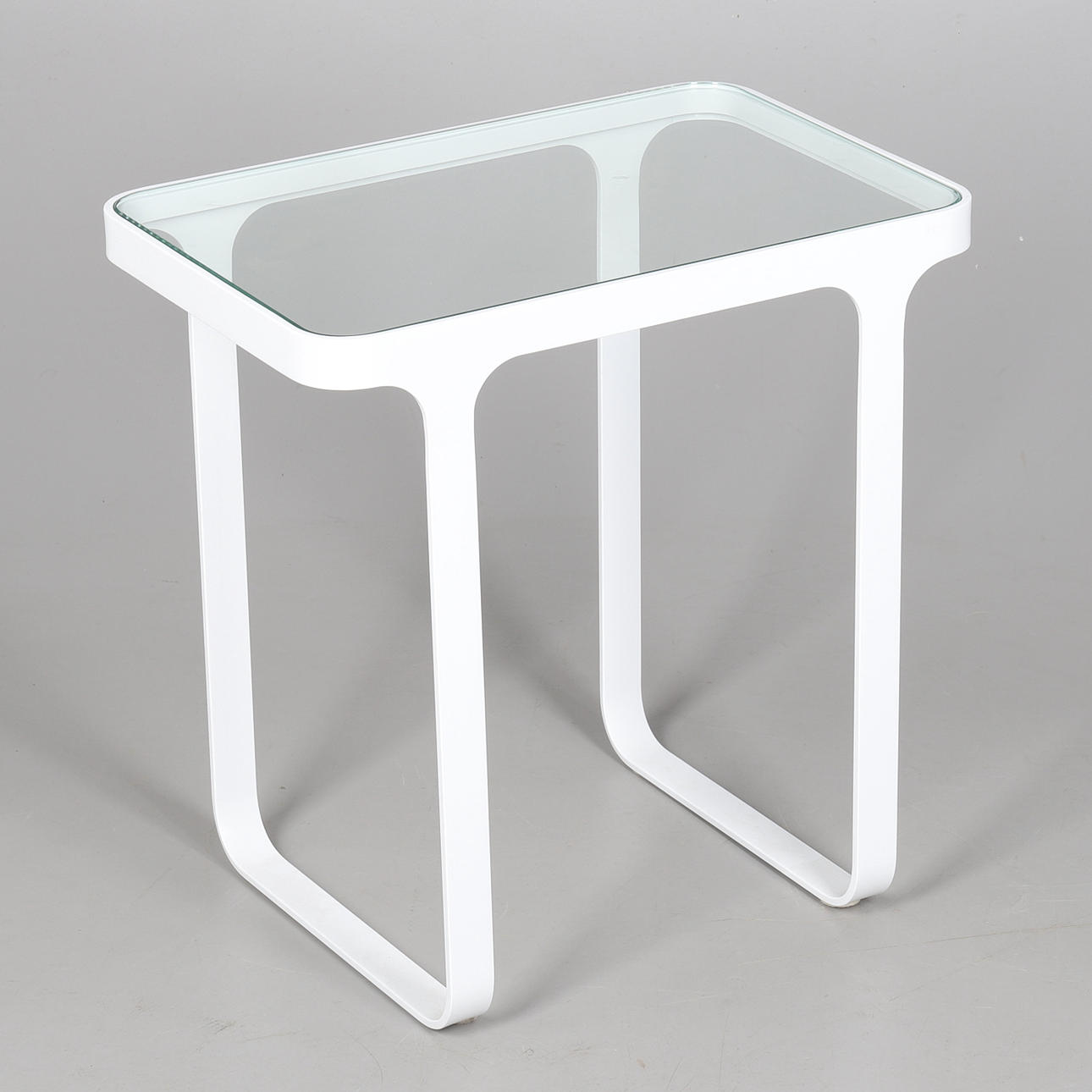 A NAUGHTONE TRACE SMALL TABLE.