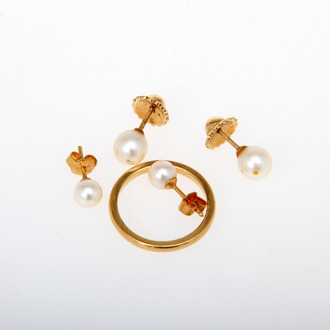 SMYCKEN, 3 delar, 20K samt 18K rödguld med odlade pärlor. Vikt 7,8g.