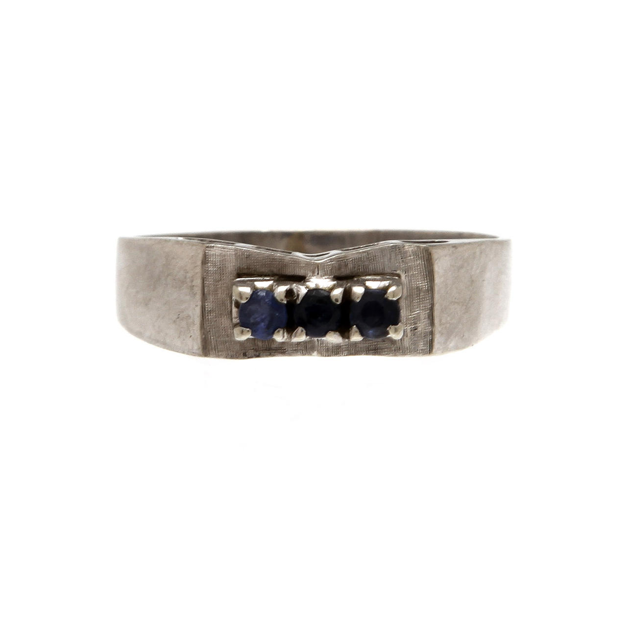 RING, vitguld 14 k, 3 safirer, totalvikt ca 4,3 gram.