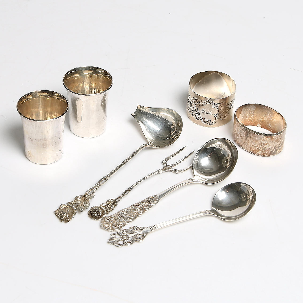 PARTI SILVERFÖREMÅL, 8 delar, 925 sterling silver och 830 silver, bl.a. servettringar, bägare och såsslevar. Vikt 246 gram.