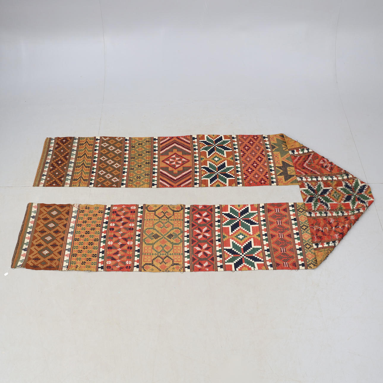 Gobeläng,vävnad, mönstrad ,600 x 50 cm.