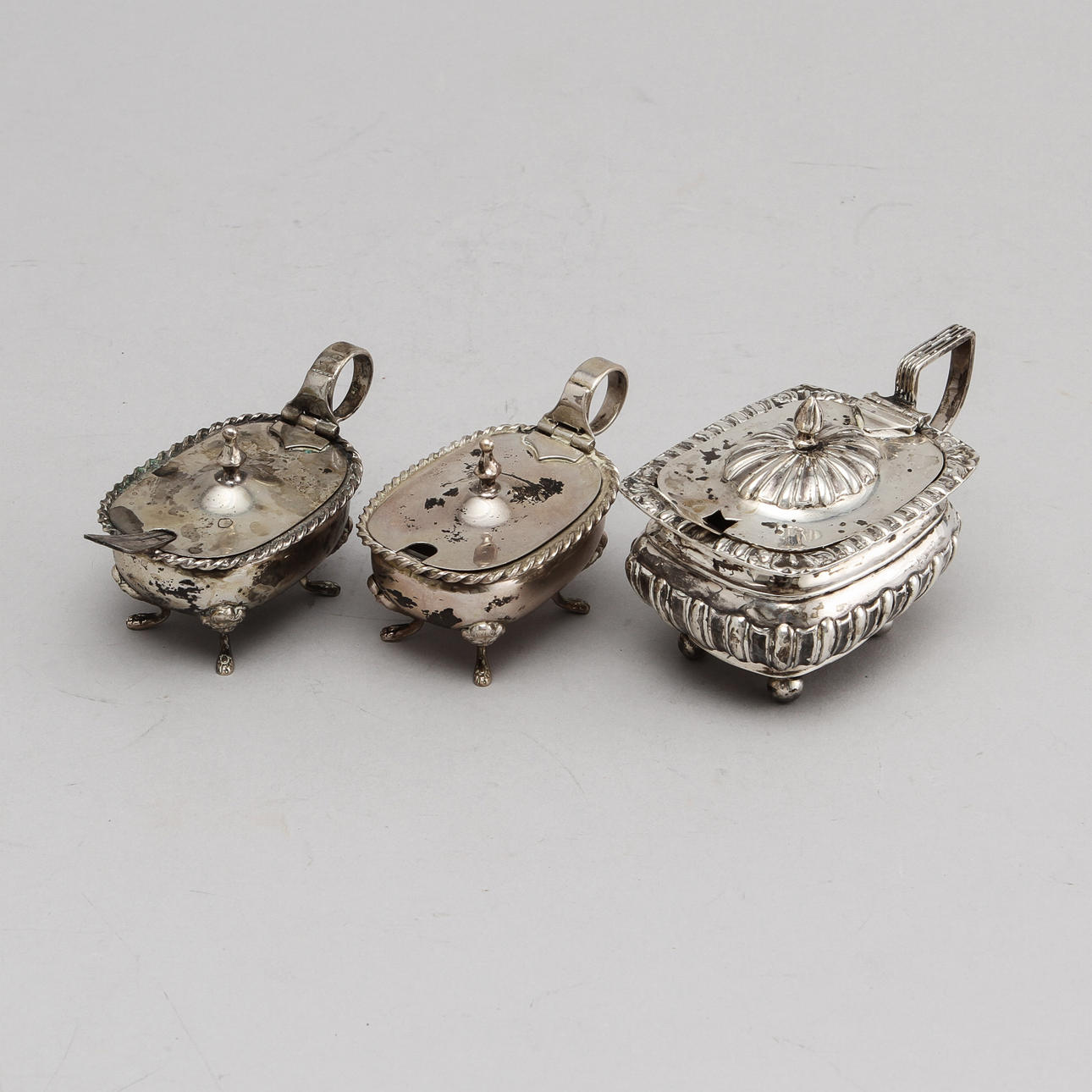 SENAPSKANNOR, 3 st, silver. Delvis England, 1800-tal, totalvikt ca 202 gram.