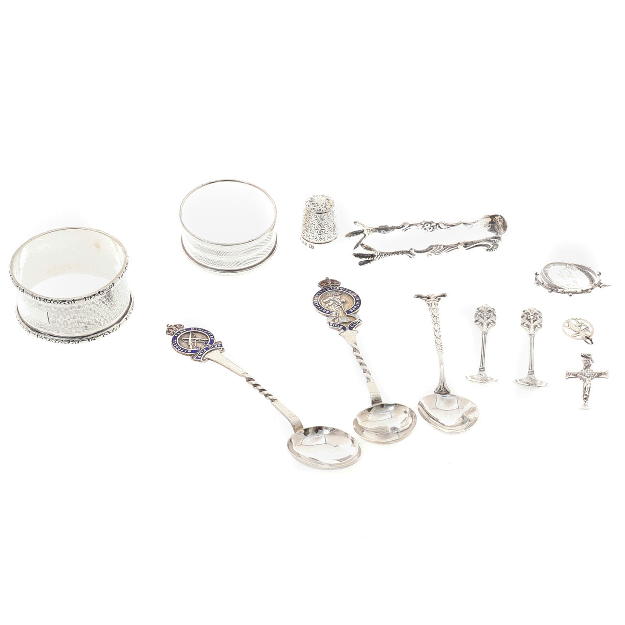 TVÅ SILVER MOTOR VÄNDE CIRKULÄRA SERVETTRINGAR.