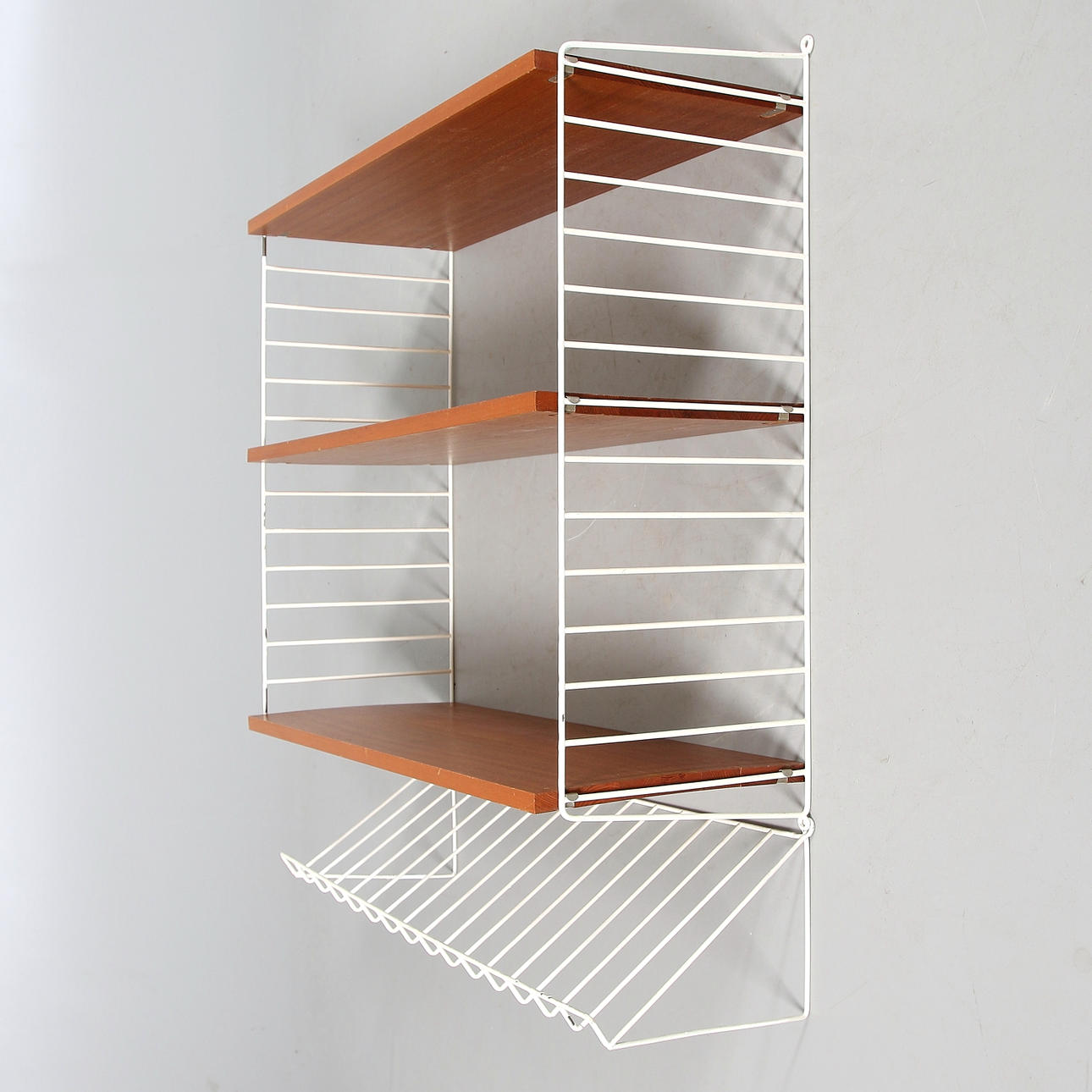 HYLLA med TIDNINGSSTÄLL, stringmodell, 1900-talets mitt.