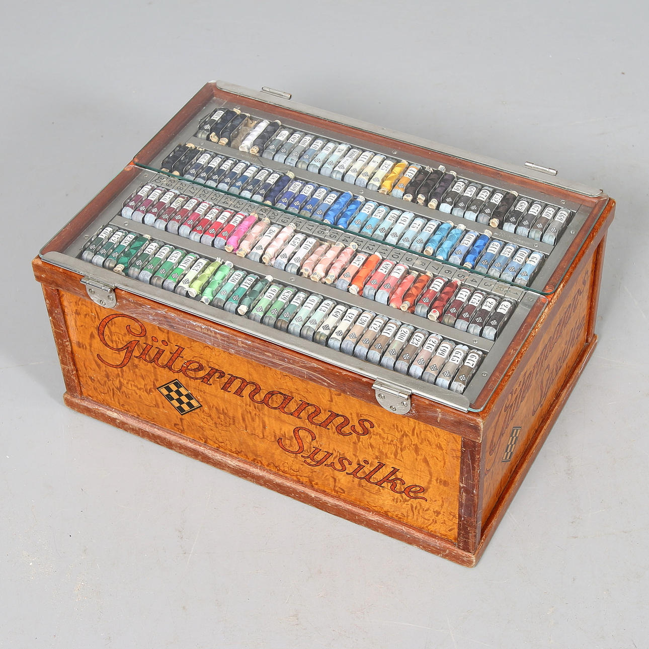 SCHATULL för SYSILKE, trä, Gutermanns sysilke, 1900-talets första hälft.