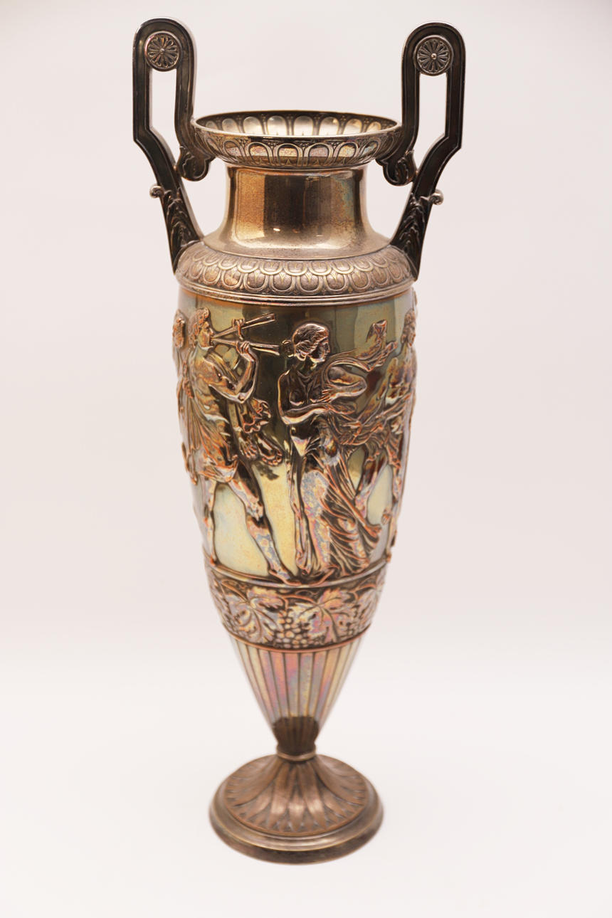 MODERNISTISCHE VASE, Typ Amphore, geprägtes Metall.