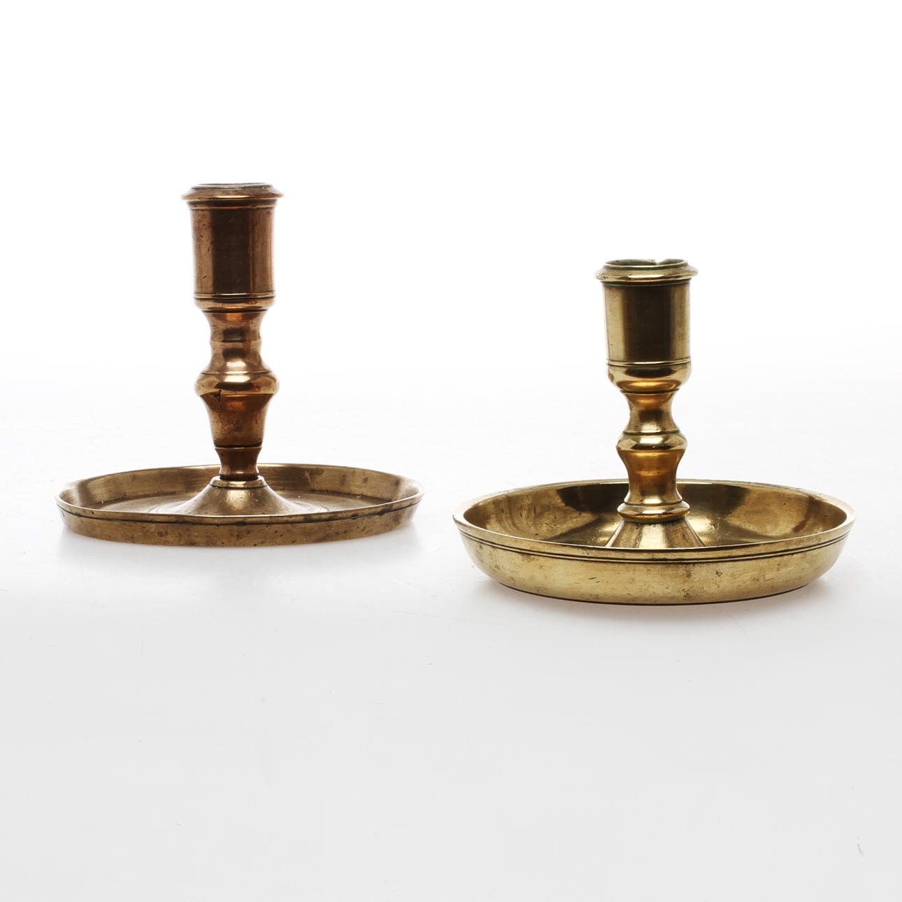 LJUSSTAKAR, 2 st, mässing, barock, 1700-tal.