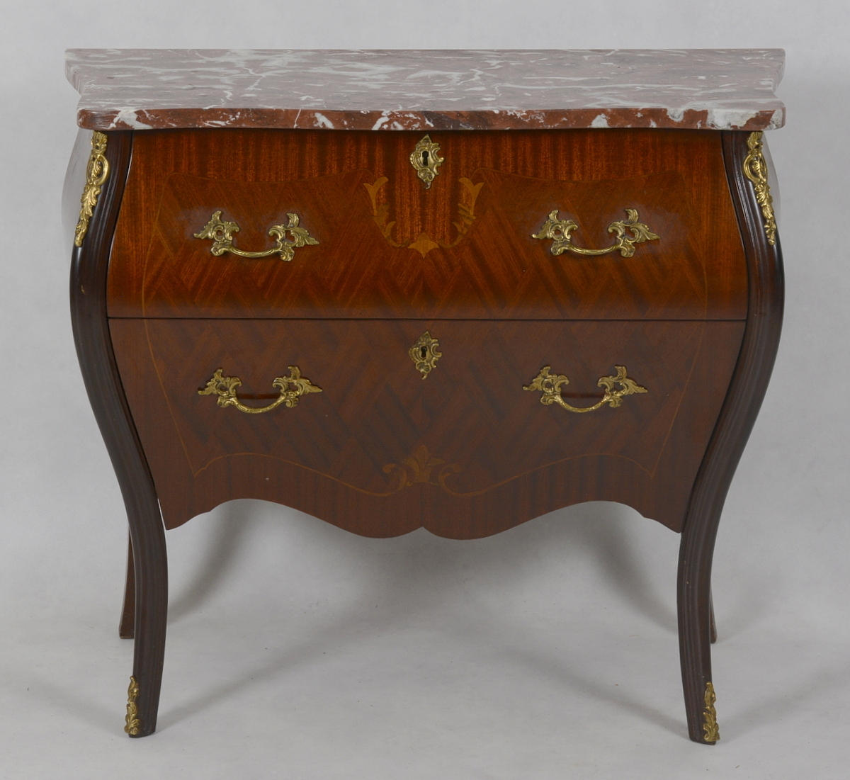 BYRÅ, rokokostil. Med marmorskiva.