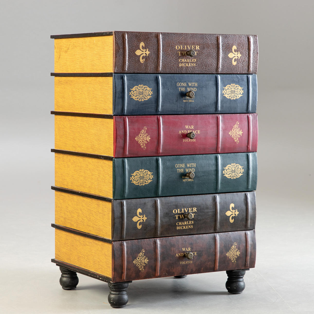 Liten byrå i form av staplade böcker, 21-talet.