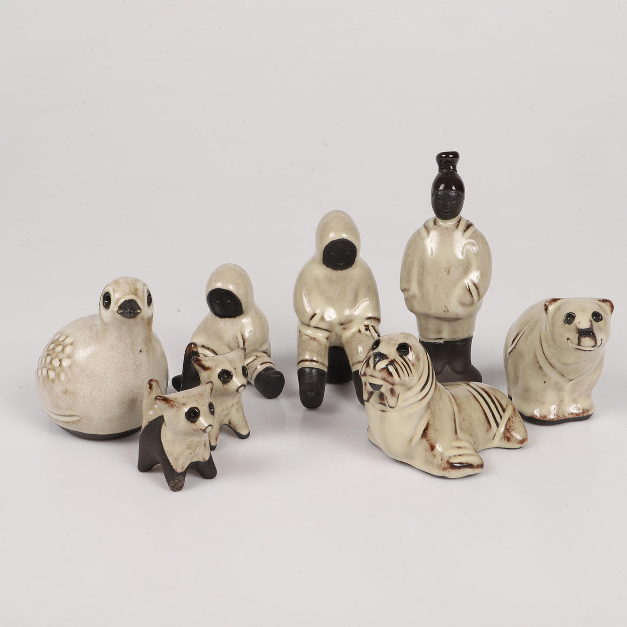 FIGURINER, 8 stycken, delvis glaserad keramik, Hyllested, Mön, Danmark.