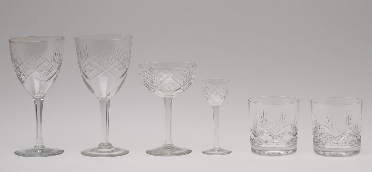 GLASSERVISDELAR, 24 + 6 delar, mestadels "Helga".