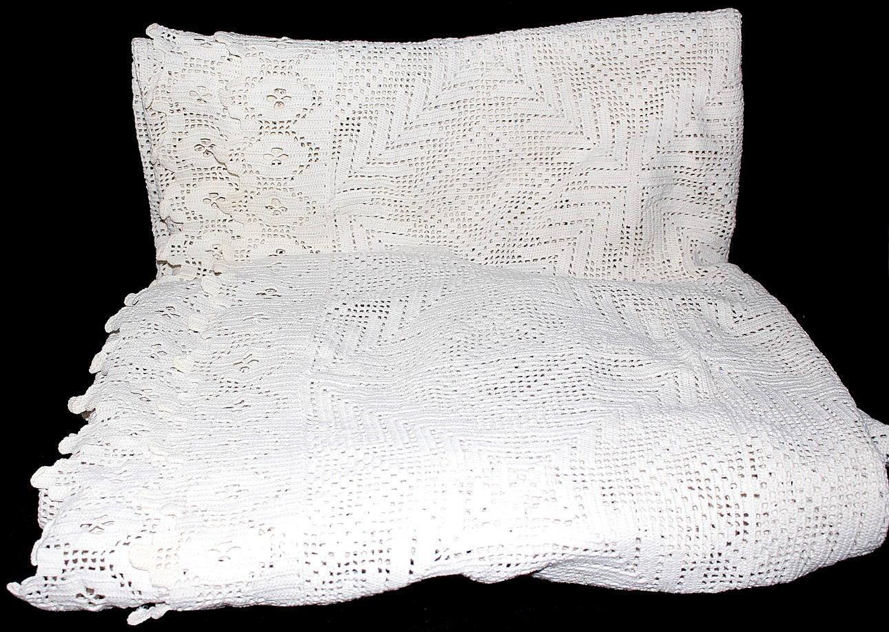 ÖVERKAST, Virkat, med virkad duk.