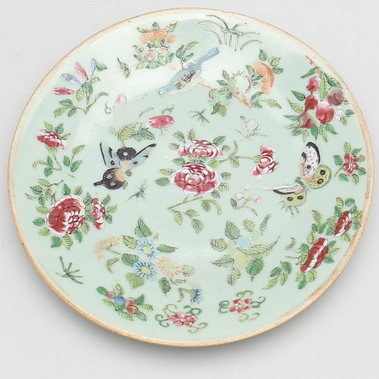 TALLRIK i celadon. Kina. 1800/1900-tal. Stämplat.