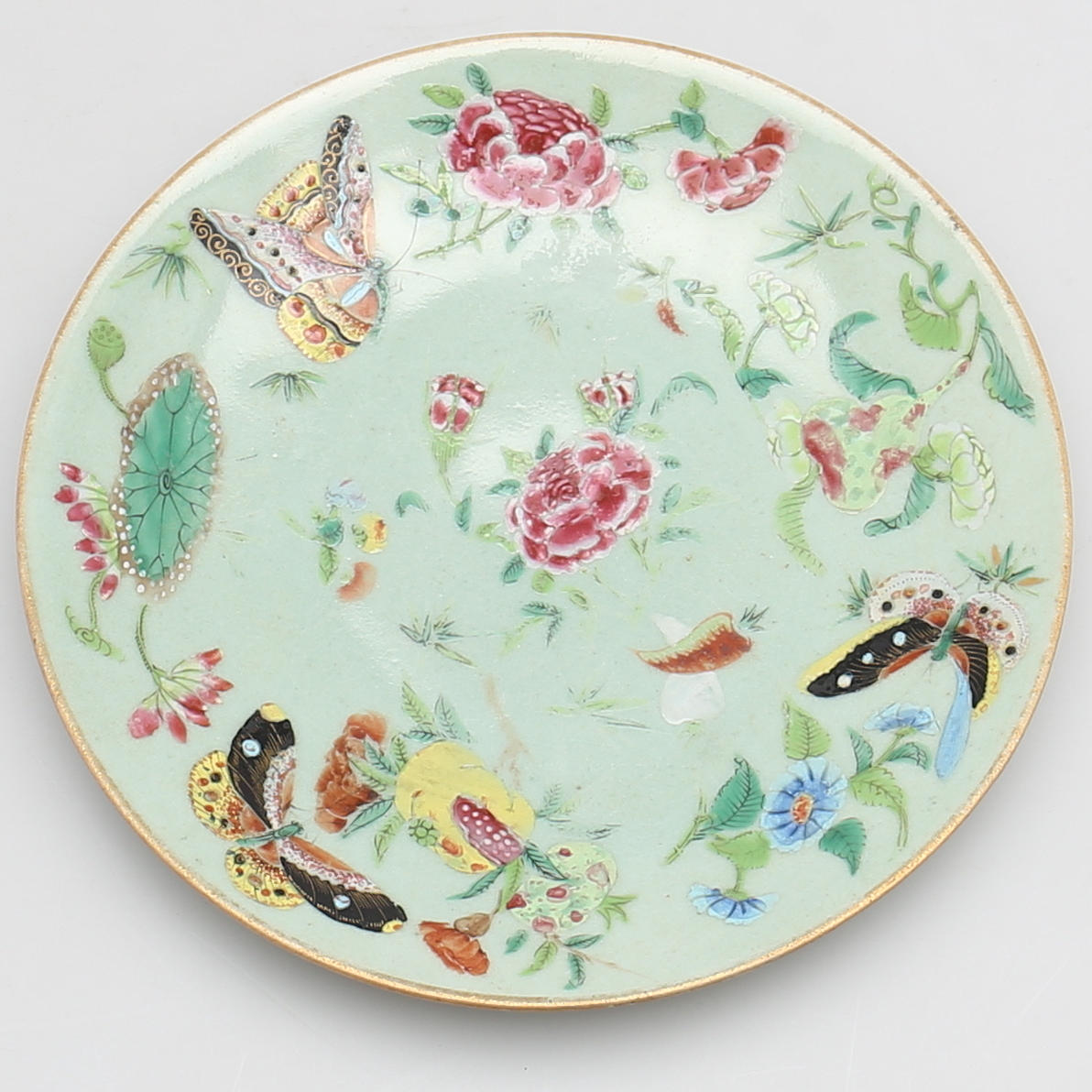 TALLRIK i celadon. Kina. 1800/1900-tal. Stämplad.