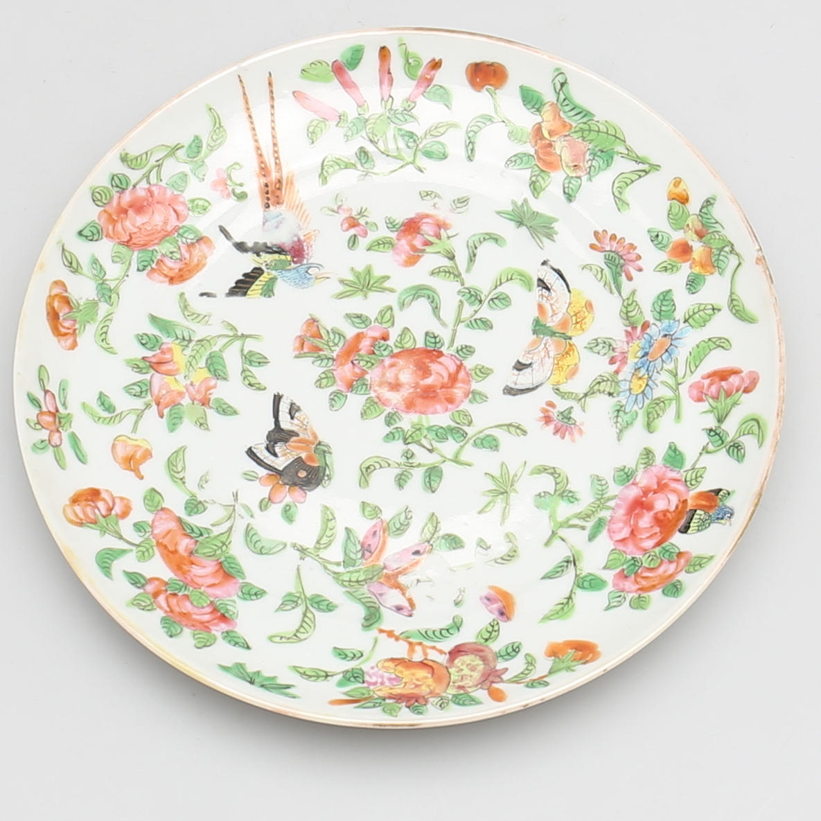 TALLRIK i porslin. Familie rose. Kina. 1800-tal.