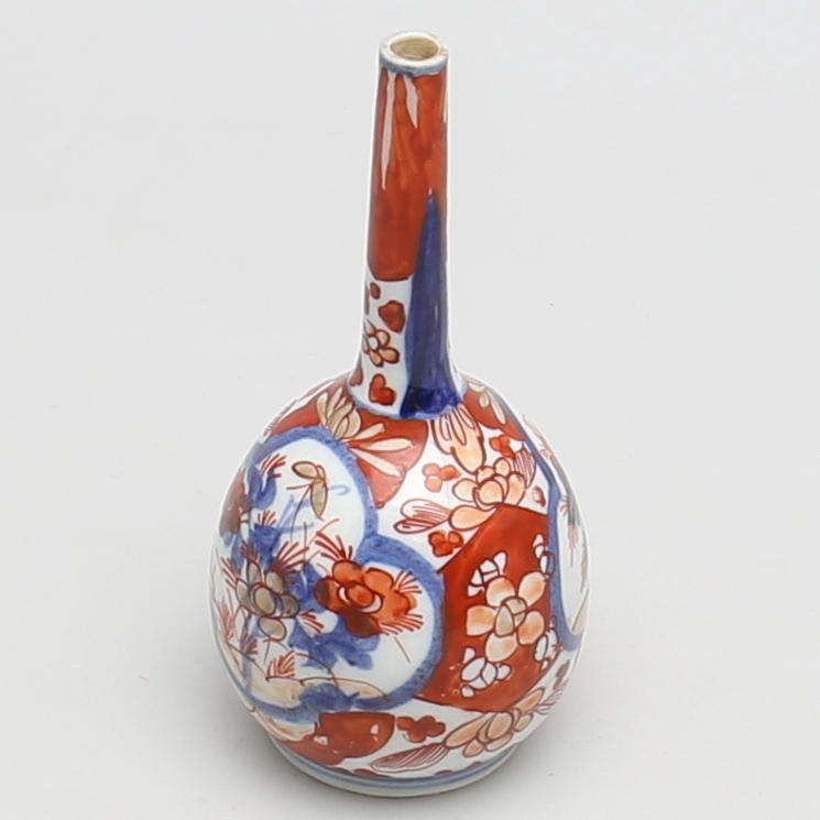 VAS i porslin. Imari. Arita, Japan. 1800-tal.