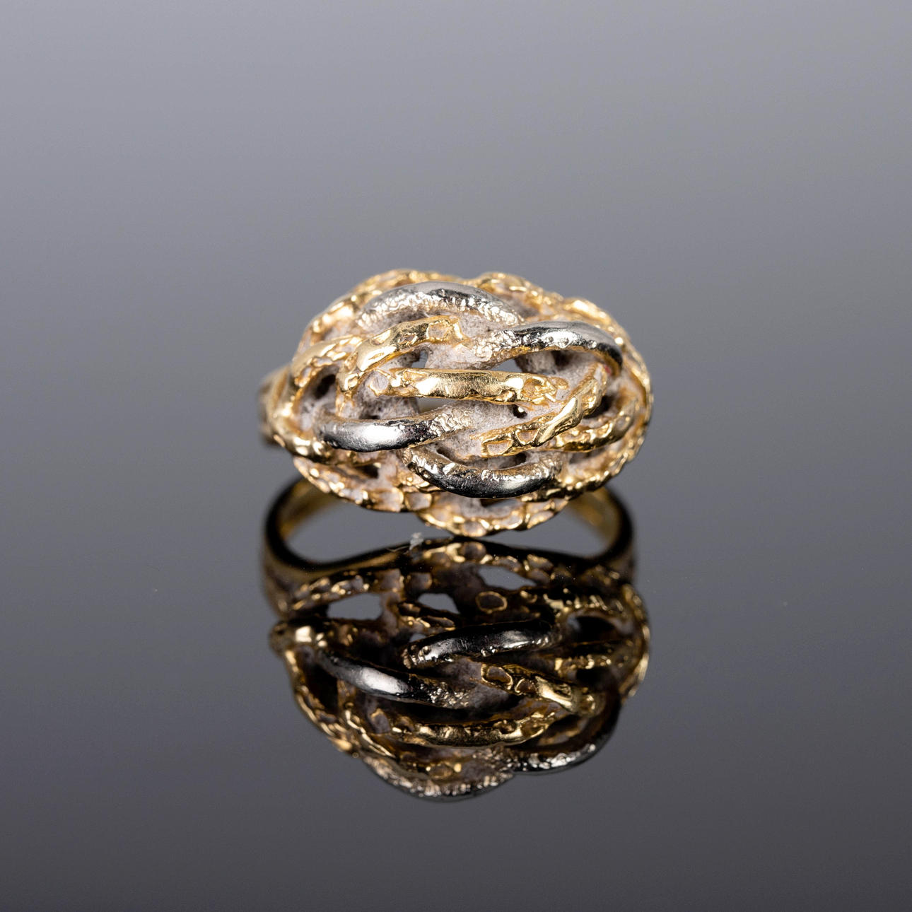 Guldring med knut mönster.