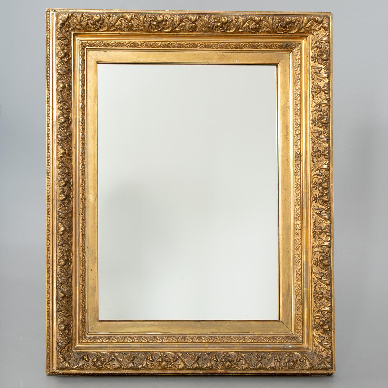 Speglar i rikt prydda ramar.