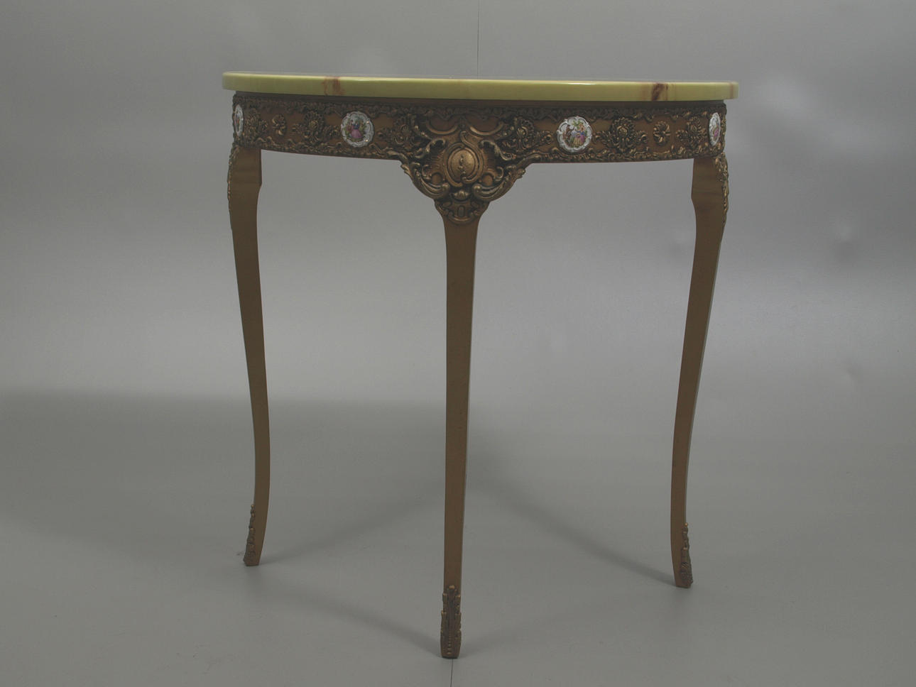 BORD, halvmåneformat, marmorimiterad skiva, förgyllt, 1900-tal.