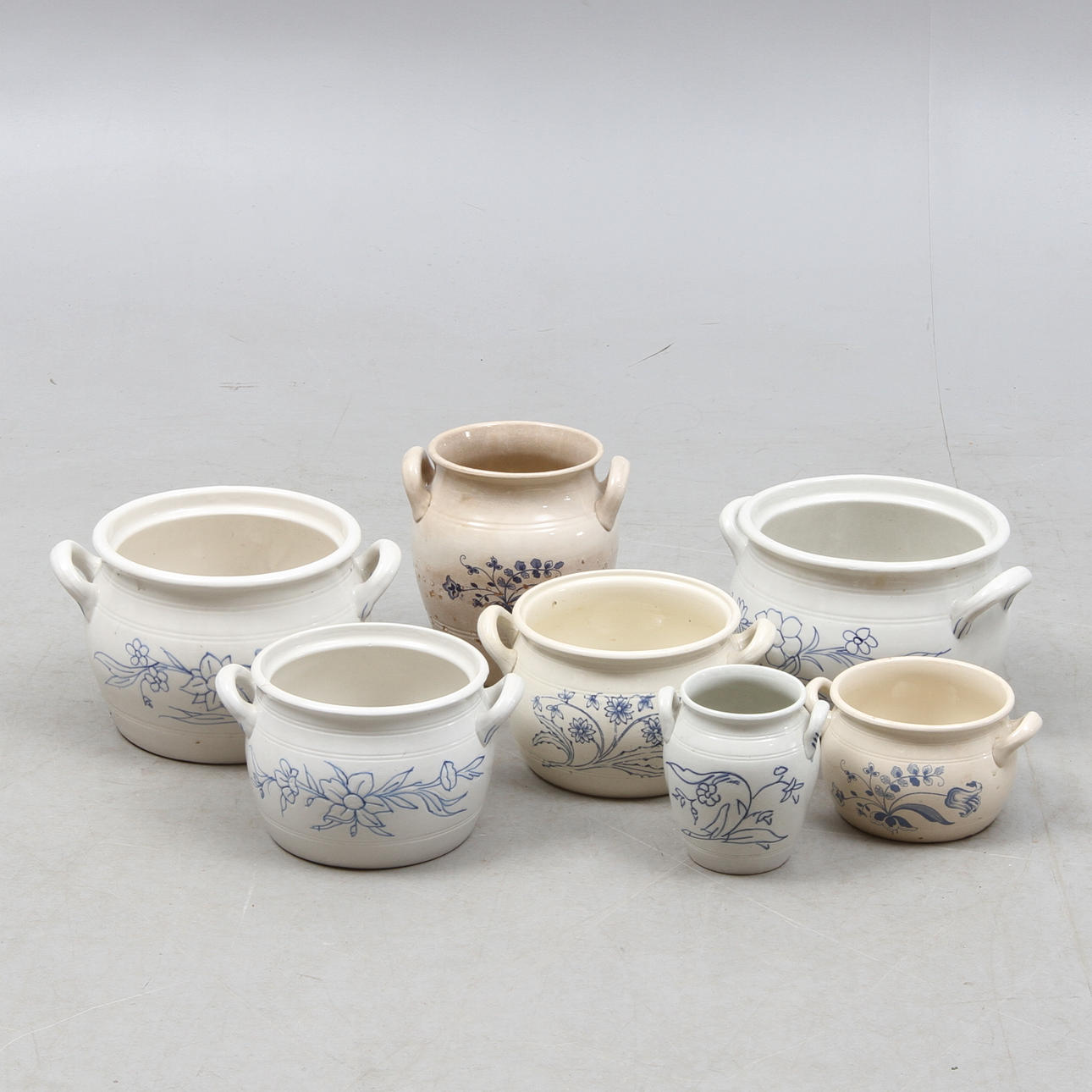 KRUS, 7 st, blåvita, Gustavsberg, Rörstrand samt Göteborg, 1900-tal.