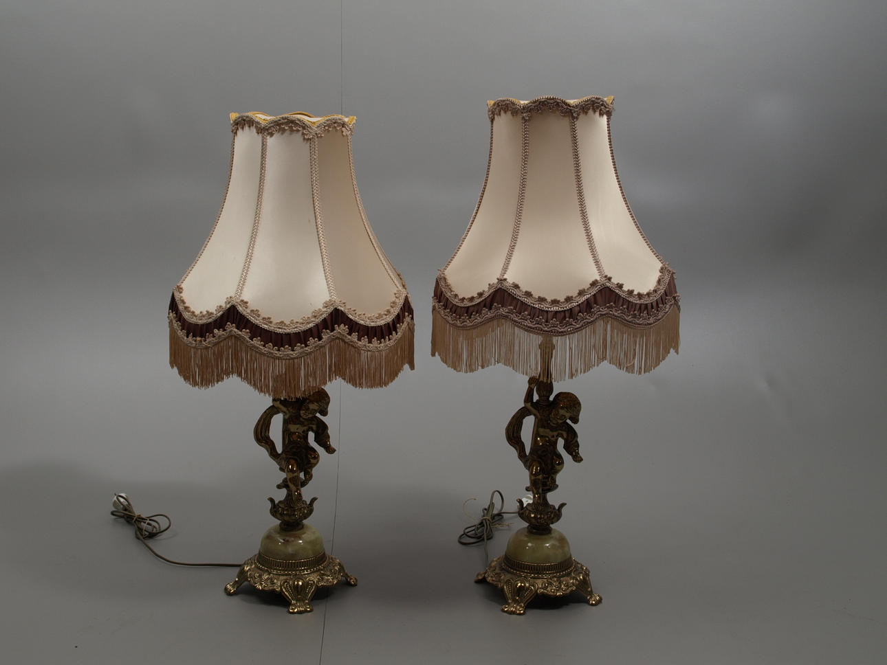 LAMPOR, 2 stycken, metall och stenfot, 1900-talets andra hälft.