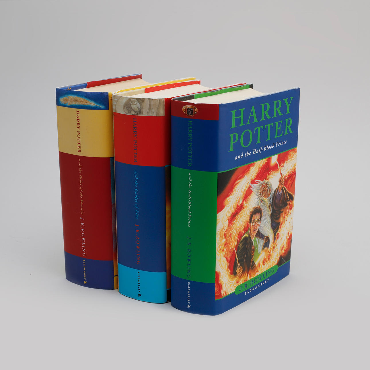 HARRY POTTER, 3 volymer, varav en First edition.