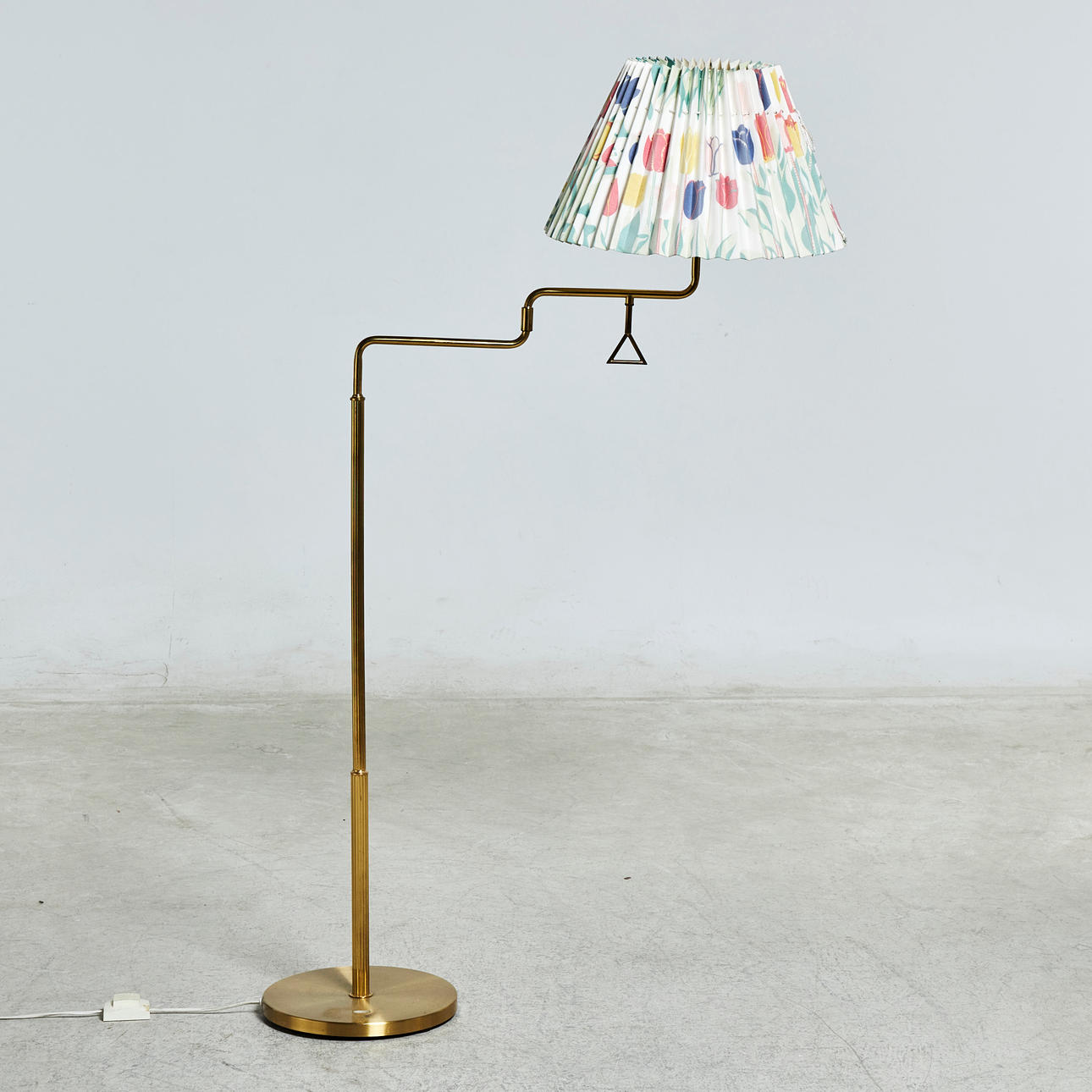 LÁMPARA DE PIE, finales del siglo XX, latón, brazo de luz orientable.