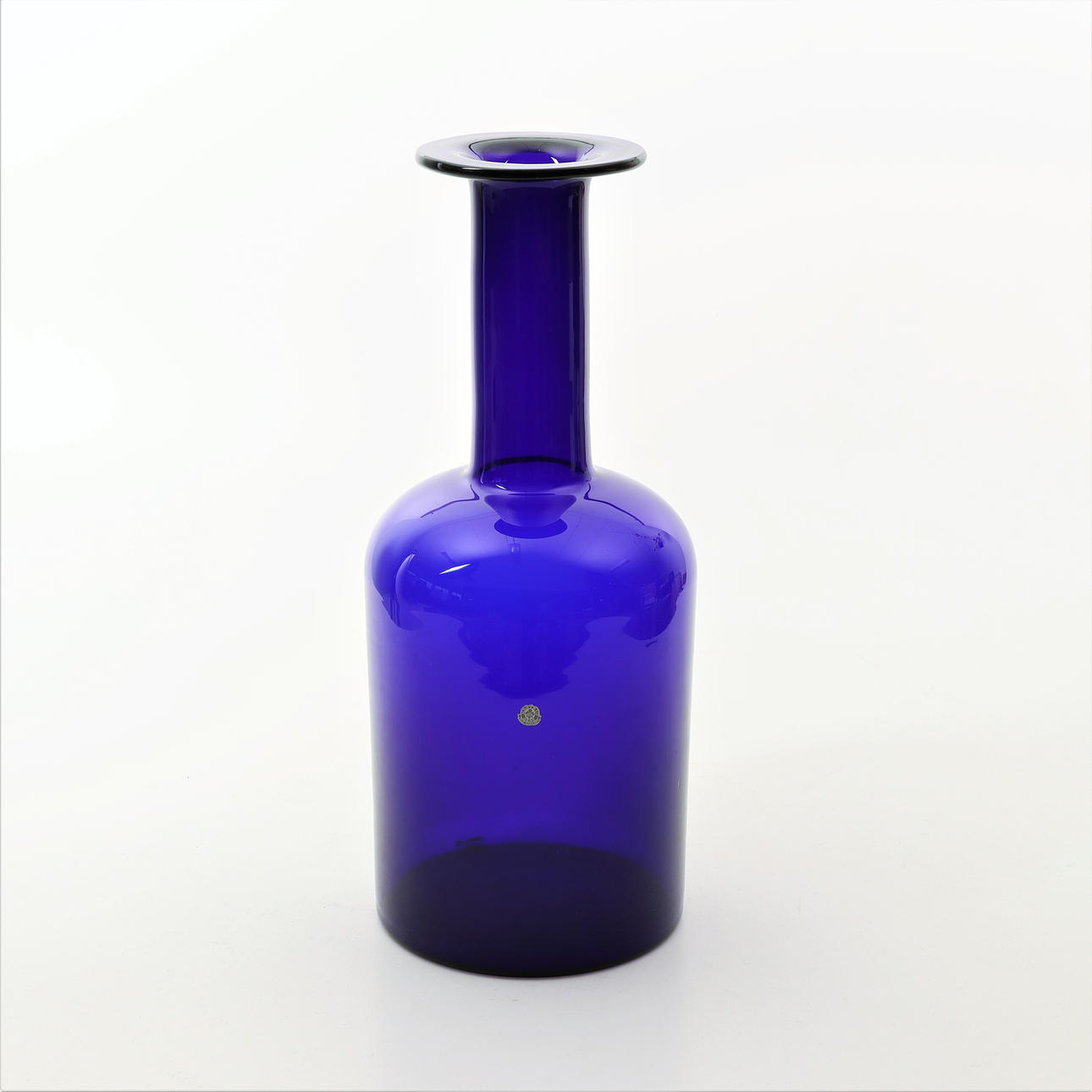 OTTO BRAUER. Blå vas, Holmegaard, Danmark, 1960-tal.