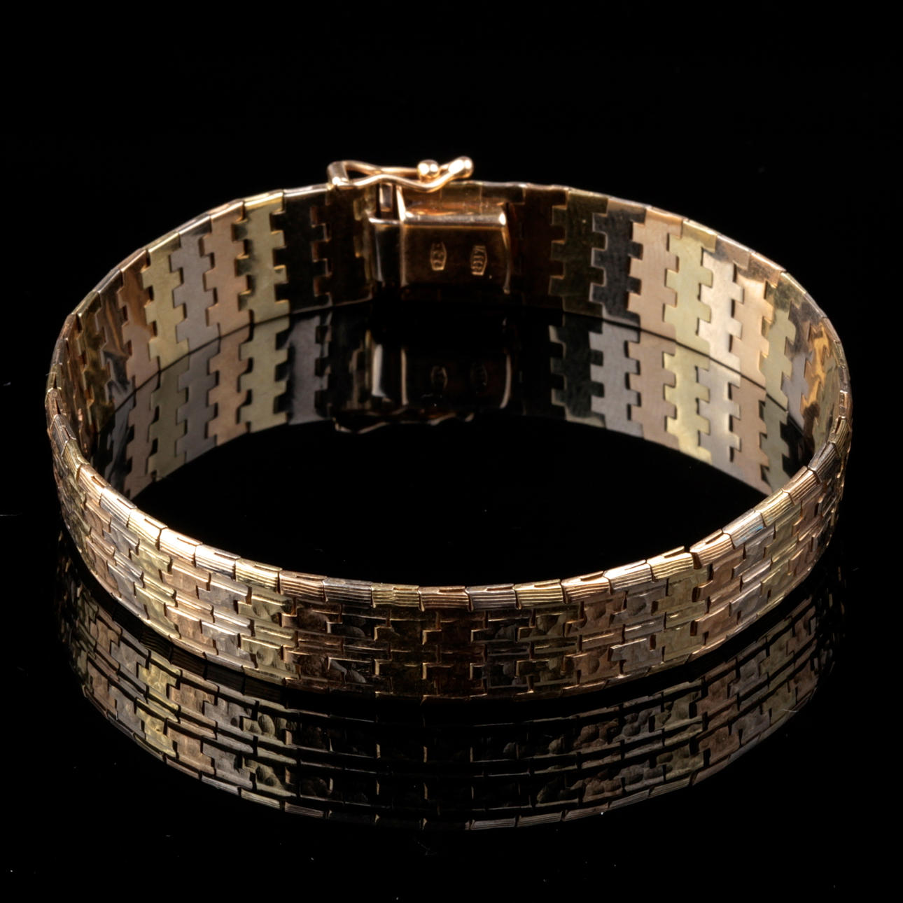 ARMBAND, 18k guld, halvstelt, vikt ca 25,25 gram.