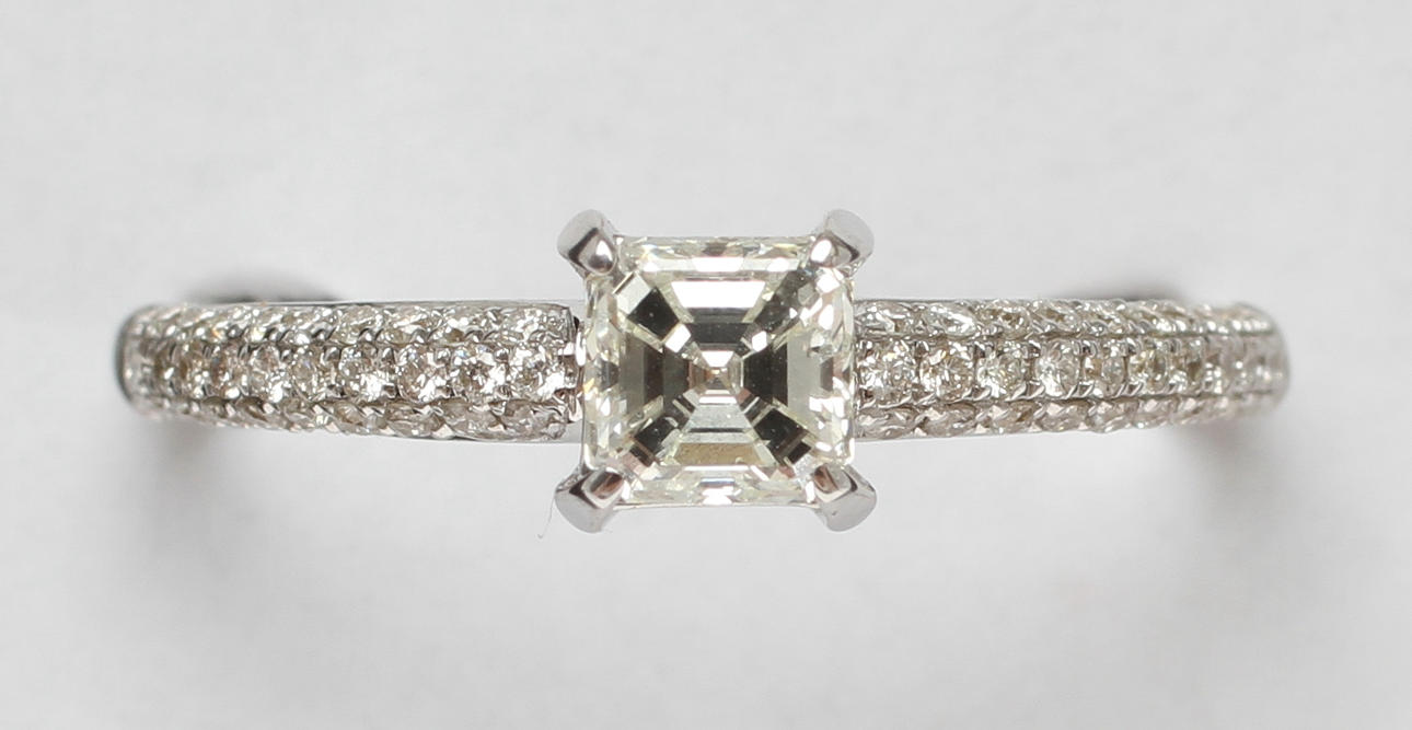 RING, 18k vitguld med diamanter, mittsten ca 0,5ct. Vikt 2,6 gram.