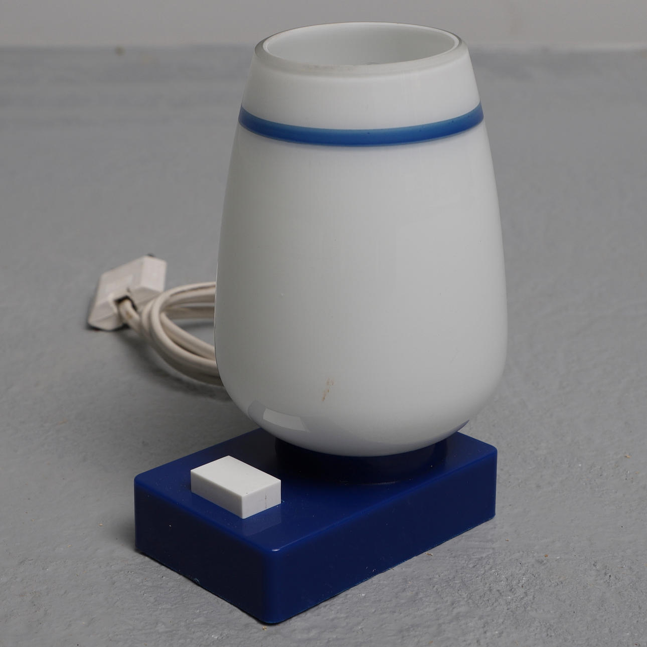 TISCHLAMPE, Glaskuppel, Kunststoffsockel.