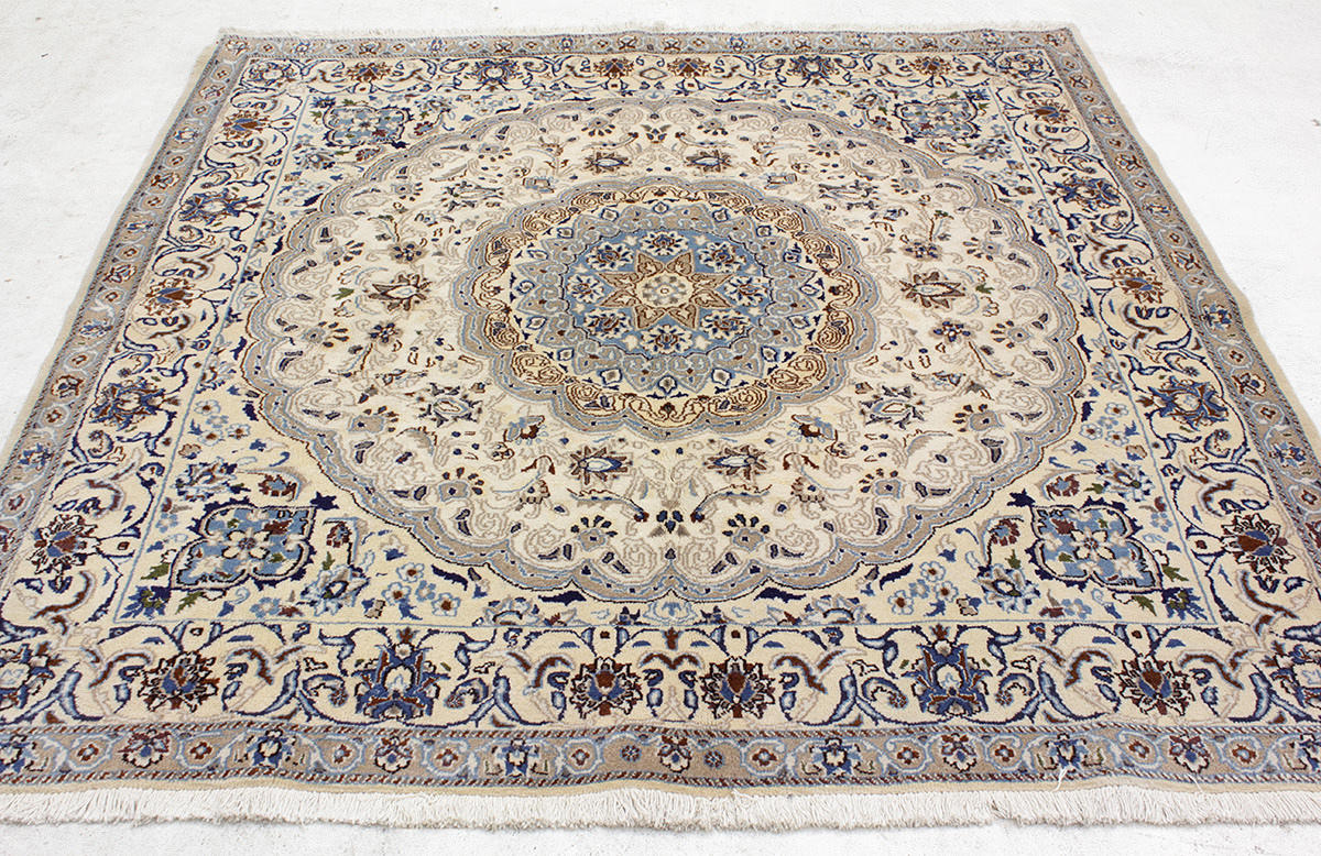 MATTA, Orientalisk, Nain med silkesinslag, 200 x 200 cm.