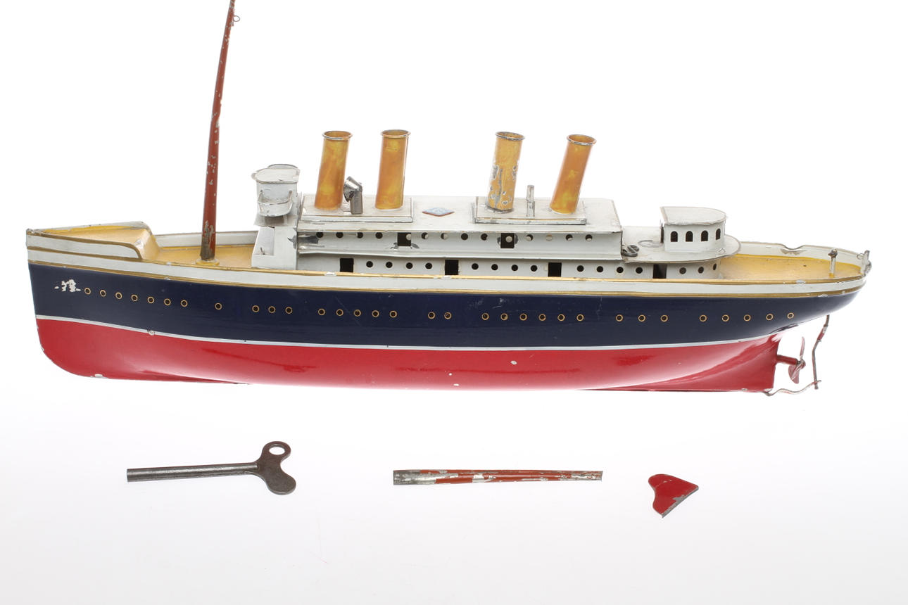 BING PASSAGERARBÅT "Ozeandampfer" i plåt med urverk. 1910-tal.