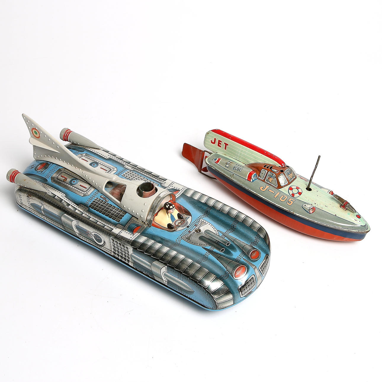 PLÅTLEKSAKER, 2 st. bil samt båt, 1900-talets andra hälft.