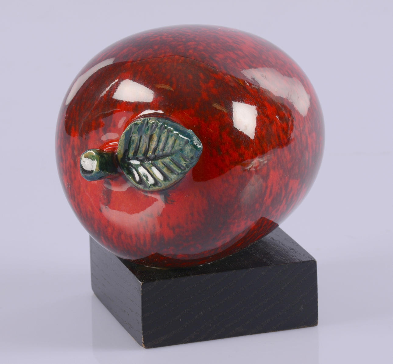 KLAS-GÖRAN KLAESSON. Keramikäpple på sockel.