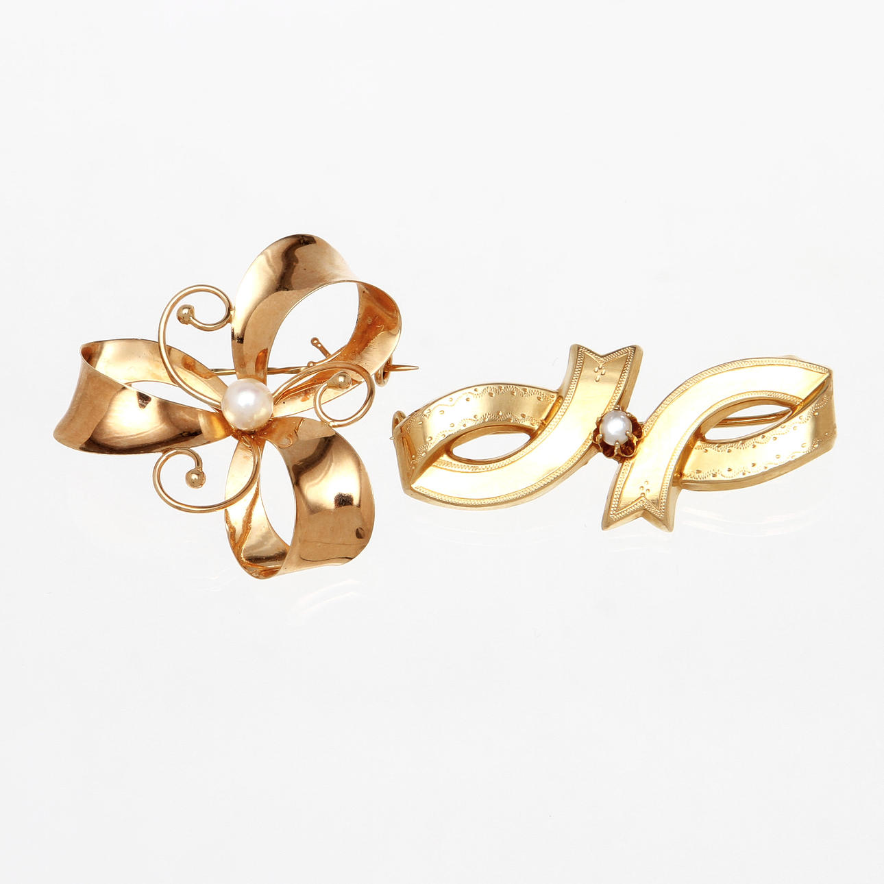 BROSCHER, 2st, 18K rödguld med odlade pärlor. Vikt 6,4g.