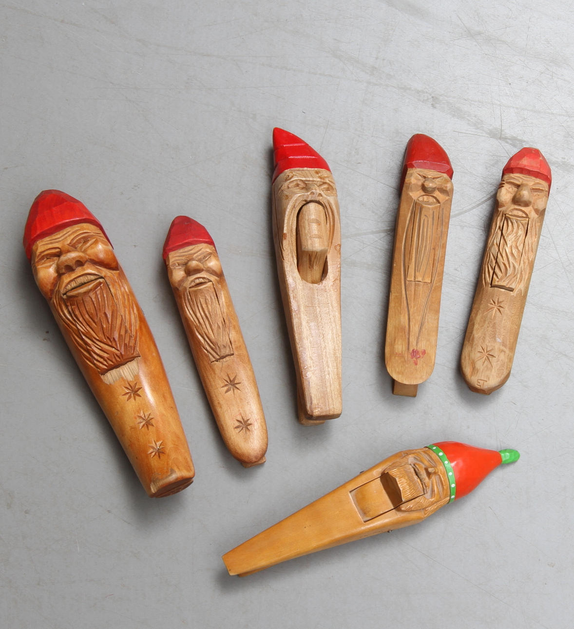 NÖTKNÄPPARE, 6 st, tomtar, skuret och bemålat trä.